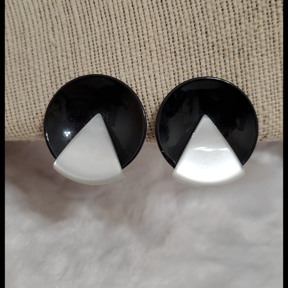 Black & pearlized white retro 80s vibe clip ons - Picture 4 of 14